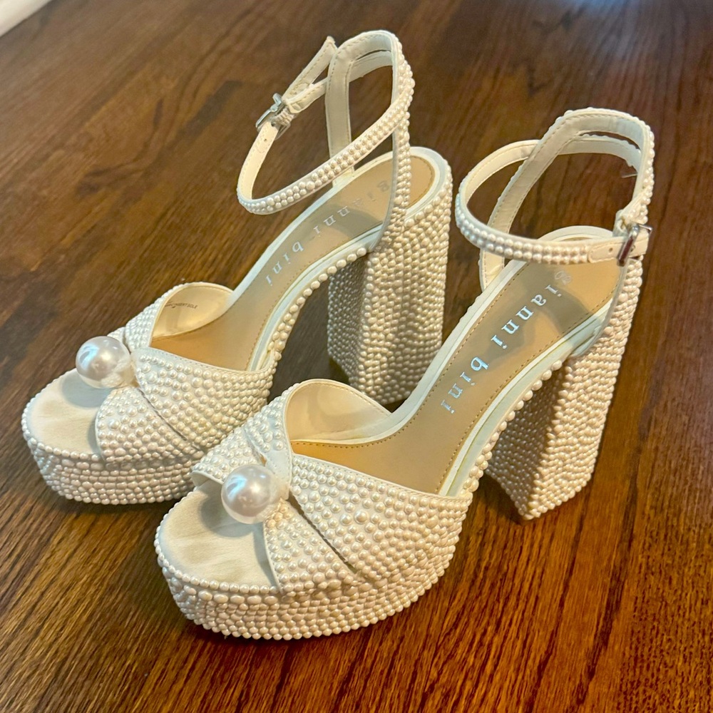 Gianni Bini Kemara Two White Pearl Heels Sz 8